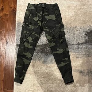 Hollister Men's Green Camouflage Cargo Pants